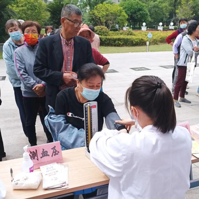 寶山社區(qū)便民服務(wù)暖人心 中醫(yī)問診、血壓測(cè)量與理發(fā)服務(wù)一站式體驗(yàn)